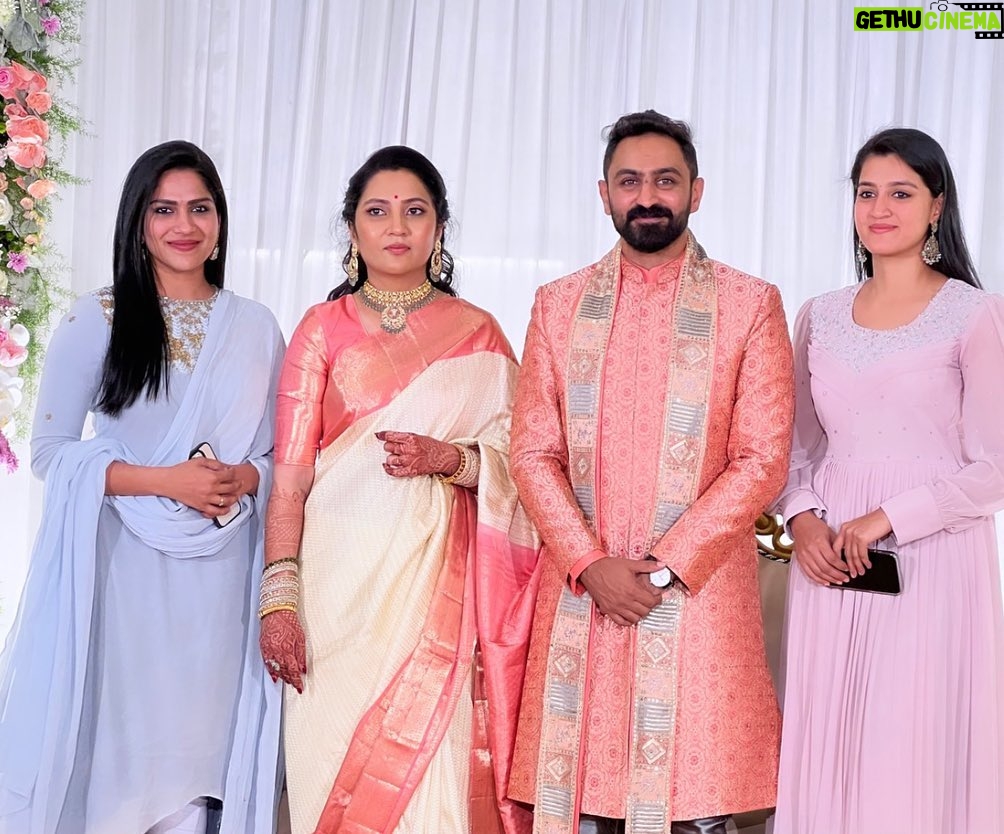 Viviya Santh Instagram - Happy Married Life Rahul 💞💞💞 @swasikavj @c_j_charles 👗: @ethereal.kochi Banglore club