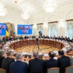 Volodymyr Zelenskyy Instagram - Зустріч із дипломатами, представниками держав та міжнародних організацій. Перш за все дякую, що ви – в Україні та з Україною. Завдяки нормальній роботі дипломатичних представництв наші люди бачать, що лідери світу з нами і що ви вірите в Україну, довіряєте нашій державі. 24-й рік – особливий, бо саме в цей рік ми маємо зробити якнайбільше з погляду нашої здатності завершити цю війну згідно з фундаментальними основами міжнародного права. Відповідно, на цей рік ми маємо кілька абсолютно конкретних завдань. Перше. Безумовним пріоритетом є захист наших людей від російського терору. Ми надзвичайно вдячні кожній державі та кожному лідеру, які надають Україні та нашим людям оборонну, макрофінансову та гуманітарну підтримку. Особливо я вдячний за програми довготривалої підтримки – і оборонної, і фінансової. Друге. Ми запропонували Формулу миру, яка здатна відновити повну силу міжнародного права, порушеного Росією. Здатна принести мир – справжній, чесний та зрозумілий кожному народу. Також повернути додому, в Україну, наших людей – дітей і дорослих, які депортовані в Росію, українських полонених та українських політичних бранців. Третє. Цей рік повинен додати Україні, кожній із наших держав та нашій співпраці більше сили й більше принципових кроків. Україна запрошує всі поважні держави та компанії до оборонної співпраці. Маємо спільно працювати над тим, щоб Росії не вдавалося обходити санкції світу. І ще один аспект – це російські активи. Що швидше вони будуть конфісковані, то швидше Путін відчує справжню ціну агресії проти міжнародного права.