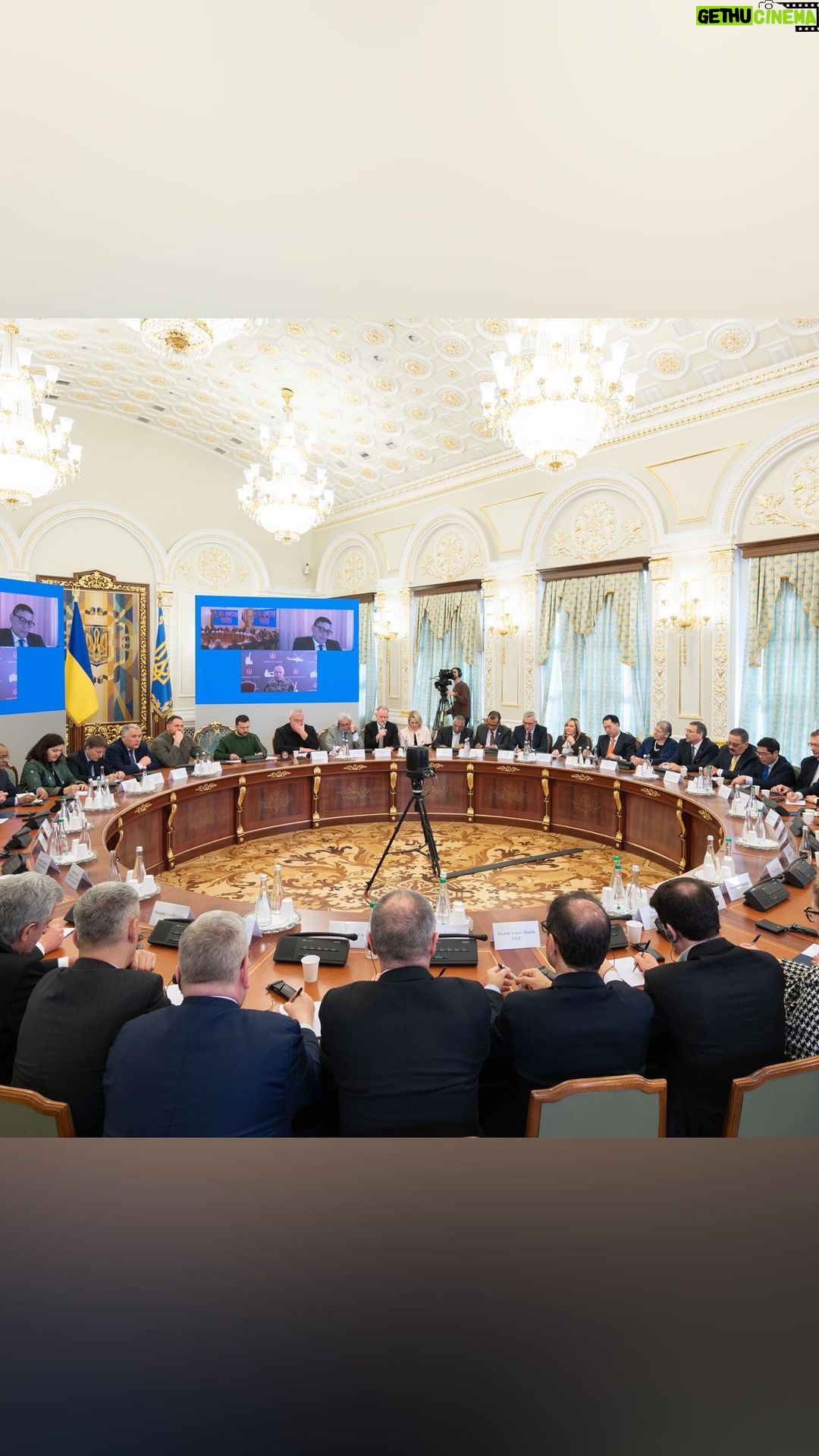 Volodymyr Zelenskyy Instagram - Зустріч із дипломатами, представниками держав та міжнародних організацій. Перш за все дякую, що ви – в Україні та з Україною. Завдяки нормальній роботі дипломатичних представництв наші люди бачать, що лідери світу з нами і що ви вірите в Україну, довіряєте нашій державі. 24-й рік – особливий, бо саме в цей рік ми маємо зробити якнайбільше з погляду нашої здатності завершити цю війну згідно з фундаментальними основами міжнародного права. Відповідно, на цей рік ми маємо кілька абсолютно конкретних завдань. Перше. Безумовним пріоритетом є захист наших людей від російського терору. Ми надзвичайно вдячні кожній державі та кожному лідеру, які надають Україні та нашим людям оборонну, макрофінансову та гуманітарну підтримку. Особливо я вдячний за програми довготривалої підтримки – і оборонної, і фінансової. Друге. Ми запропонували Формулу миру, яка здатна відновити повну силу міжнародного права, порушеного Росією. Здатна принести мир – справжній, чесний та зрозумілий кожному народу. Також повернути додому, в Україну, наших людей – дітей і дорослих, які депортовані в Росію, українських полонених та українських політичних бранців. Третє. Цей рік повинен додати Україні, кожній із наших держав та нашій співпраці більше сили й більше принципових кроків. Україна запрошує всі поважні держави та компанії до оборонної співпраці. Маємо спільно працювати над тим, щоб Росії не вдавалося обходити санкції світу. І ще один аспект – це російські активи. Що швидше вони будуть конфісковані, то швидше Путін відчує справжню ціну агресії проти міжнародного права.