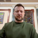 Volodymyr Zelenskyy Instagram - Щойно підписав указ, який розпочинає створення у наших Силах оборони окремого роду сил – Сил безпілотних систем. І це не питання майбутнього – це те, що повинно дати цілком конкретний результат уже найближчим часом. Цей рік повинен стати вирішальним у багатьох аспектах. І, очевидно, – на полі бою. Дрони – безпілотні системи – довели свою ефективність у боях на землі, у небі та в морі. Україна реально змінила безпекову ситуацію в Чорному морі завдяки дронам. Відбиття штурмів на землі – це багато в чому робота саме дронів. Масштабне знищення окупантів та їхньої техніки – це також дрони. Зараз перелік завдань чіткий: спеціальні штатні посади під роботу з дронами, спеціальні підрозділи, ефективне тренування, систематизація досвіду, постійне масштабування виробництв і залучення найкращих ідей, найкращих спеціалістів у цю сферу. Це завдання і для армії, і для Міністерства оборони та уряду загалом. І, щоб дати необхідну координацію в Силах оборони, забезпечити належний рівень планування та якість логістики, у структурі Збройних Сил будуть створені Сили безпілотних систем. Відповідні пропозиції будуть внесені на розгляд РНБО. Продовжуємо перезавантаження державної системи – тих її елементів, які потрібні, щоб Україна досягла своїх цілей. Цілком справедливих цілей. Україна може перемогти. Має перемогти. І ми повинні все для цього зробити! Дякую всім, хто допомагає! Слава всім, хто б’ється та працює заради нашої держави! 🇺🇦🇺🇦🇺🇦
