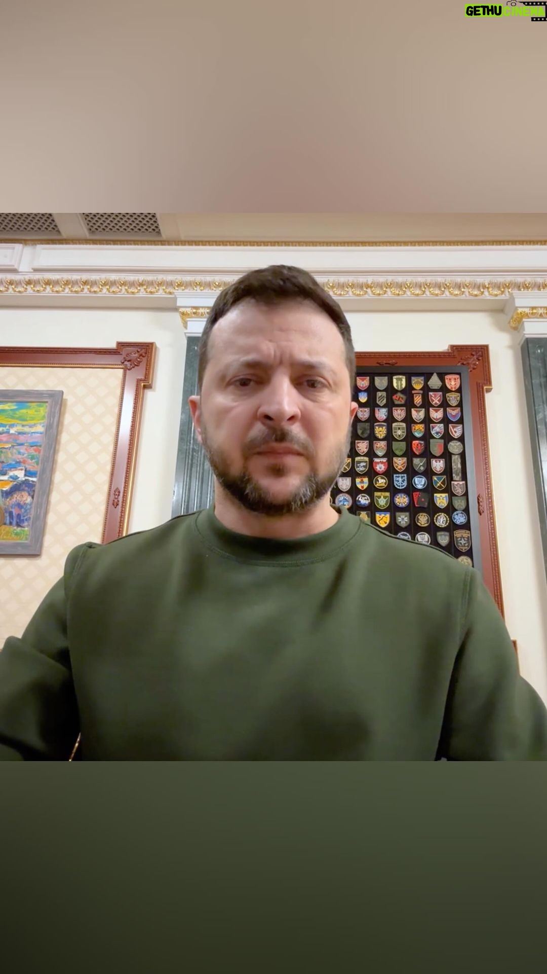 Volodymyr Zelenskyy Instagram - Щойно підписав указ, який розпочинає створення у наших Силах оборони окремого роду сил – Сил безпілотних систем. І це не питання майбутнього – це те, що повинно дати цілком конкретний результат уже найближчим часом. Цей рік повинен стати вирішальним у багатьох аспектах. І, очевидно, – на полі бою. Дрони – безпілотні системи – довели свою ефективність у боях на землі, у небі та в морі. Україна реально змінила безпекову ситуацію в Чорному морі завдяки дронам. Відбиття штурмів на землі – це багато в чому робота саме дронів. Масштабне знищення окупантів та їхньої техніки – це також дрони. Зараз перелік завдань чіткий: спеціальні штатні посади під роботу з дронами, спеціальні підрозділи, ефективне тренування, систематизація досвіду, постійне масштабування виробництв і залучення найкращих ідей, найкращих спеціалістів у цю сферу. Це завдання і для армії, і для Міністерства оборони та уряду загалом. І, щоб дати необхідну координацію в Силах оборони, забезпечити належний рівень планування та якість логістики, у структурі Збройних Сил будуть створені Сили безпілотних систем. Відповідні пропозиції будуть внесені на розгляд РНБО. Продовжуємо перезавантаження державної системи – тих її елементів, які потрібні, щоб Україна досягла своїх цілей. Цілком справедливих цілей. Україна може перемогти. Має перемогти. І ми повинні все для цього зробити! Дякую всім, хто допомагає! Слава всім, хто б’ється та працює заради нашої держави! 🇺🇦🇺🇦🇺🇦