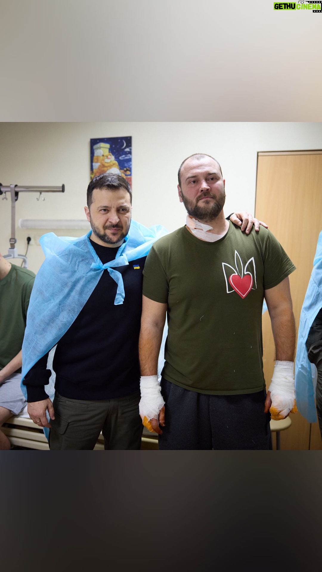 Volodymyr Zelenskyy Instagram - Кропивницький. Один із медзакладів, де проходять лікування наші захисники. Поспілкувалися з воїнами, вручив їм нагороди. Дякую за службу. Ви – молодці, ви – герої. Україна пишається вами. —— Kropyvnytskyi. One of the hospitals where our defenders are treated. I spoke with the warriors and presented them with awards. Thank you for your service. You are doing a great job, you are heroes. Ukraine is proud of you.
