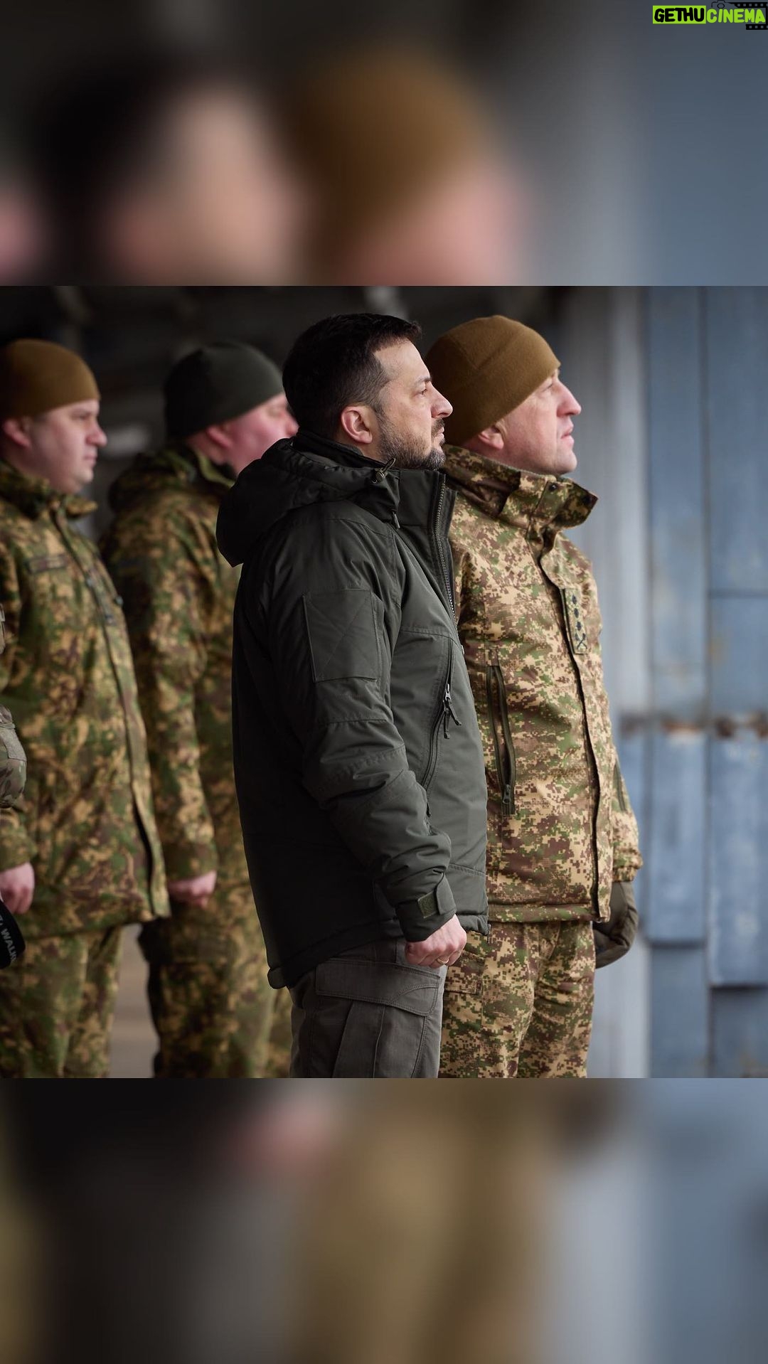 Volodymyr Zelenskyy Instagram - Продовжуємо нашу роботу на Дніпровщині. У центрі підготовки, де тренуються наші мобільні вогневі групи, побачив, як проходить навчання наших бійців – наших захисників неба, а також вручив нагороди. Дякую за знищення повітряних цілей ворога, за захист нашої держави, наших сімей, за захист України! —— We continue our work in the Dnipropetrovsk region. At the training center for our mobile air defense groups, I saw our sky defenders in training and presented them with awards. Thank you for destroying enemy aerial targets, for protecting our country, our families, and Ukraine!