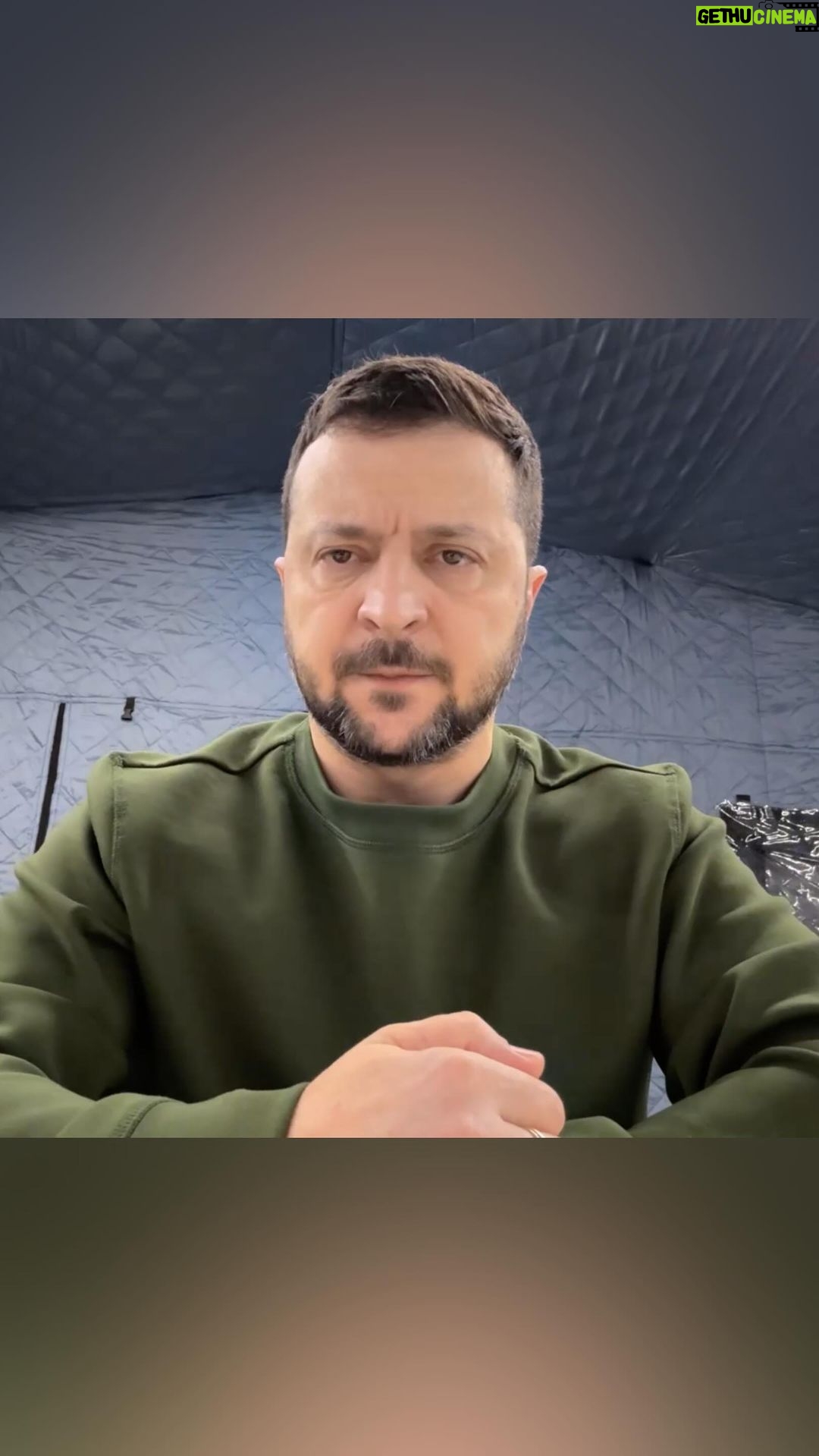 Volodymyr Zelenskyy Instagram - Вранці – Роботине, одна з найбільш жорстких частин фронту, Запорізький напрямок. Особисто подякував воїнам, нагородив безпосередньо на передовій пʼятьох із кращих – тих, хто відзначився в боях цими тижнями. День – Повітряне командування «Схід». Доповідь і детальна розмова щодо захисту неба над Дніпровщиною. Небезпека постійна, висока, Росія розглядає регіон як одну з основних мішеней для терористичних атак. Працюємо, щоб додати можливостей збивати ракети, дрони. Зараз – Кривий Ріг, увесь район та інші громади області, нарада щодо енерго- та водозабезпечення міст і сіл Дніпровщини, зокрема й Кривого. Захист енергооб’єктів. Посилення мобільних вогневих груп, ППО, РЕБ. Відновлення енергопотужностей. Я дякую всім, хто цими днями оперативно відновив енергопостачання після нещодавніх ударів – кожній ремонтній бригаді. Максимальна повага, вдячність усім, хто воює заради держави, працює заради України, українців, та всім, хто допомагає – кожному волонтеру, кожній волонтерській спільноті. Усім, хто в державі та разом із державою. Слава Україні!
