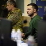 Volodymyr Zelenskyy Instagram - Повітряне командування «Схід». Обговорили захист наших міст і сіл, об’єктів критичної інфраструктури та лінії фронту з повітря. Поспілкувалися про особливості застосування західних систем ППО та підсилення завдяки майбутньому постачанню. Нагородив бойових пілотів. Наші потужні воїни, які захищають наше небо і з неба захищають Україну. Дякую за ваші влучні дії та знищення ворога. 🇺🇦🇺🇦🇺🇦 ____ The East Air Force Command. We discussed the air defense of our cities, villages, critical infrastructure, and the front line. We also talked about the peculiarities of using Western air defense systems and reinforcement through future supplies. I presented awards to combat pilots. I thank our powerful warriors who defend our skies and protect Ukraine for their precision in destroying the enemy. 🇺🇦🇺🇦🇺🇦