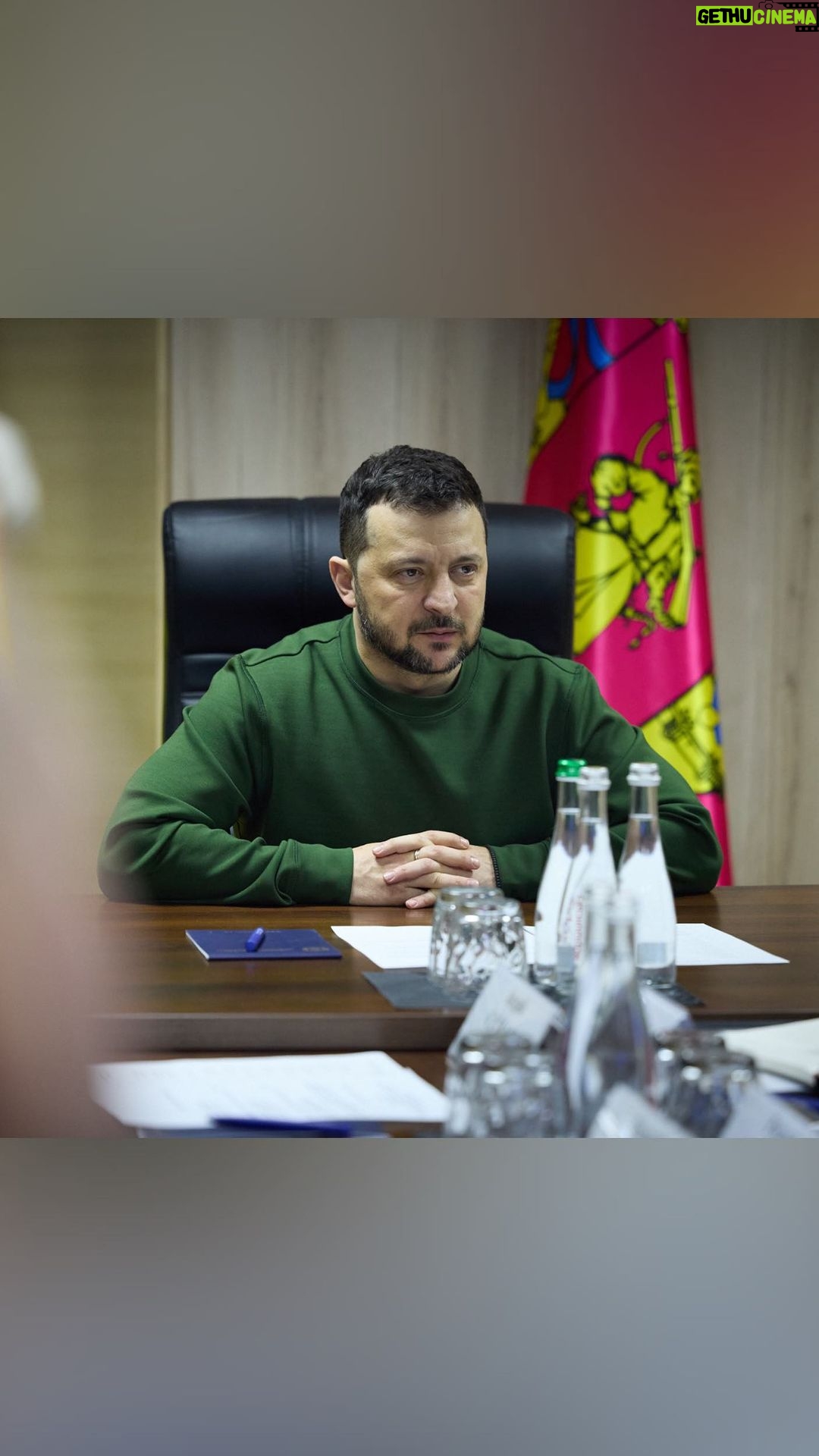 Volodymyr Zelenskyy Instagram - Провів нараду щодо безпекової ситуації в Запорізькій області. Заслухав доповіді військового командування, керівників правоохоронних органів. Важливі питання. Ситуація на полі бою, оборонні дії на Авдіївському напрямку, ситуація в районі Роботиного та на інших ділянках фронту, фортифікації. Захист об’єктів критичної інфраструктури та оборонно-промислового комплексу регіону від ворога. ____ I met with the military and law enforcement to discuss the security situation in the Zaporizhzhia region. We focused on the battlefield situation, Avdiivka defense, Robotyne and other frontline areas, fortifications, critical infrastructure and defense industry protection.