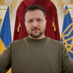 Volodymyr Zelenskyy Instagram - Зараз тривають відновлювальні роботи в деяких регіонах нашої держави, де через російські удари були відключення електрики. Дніпропетровська область, зокрема Кривий Ріг, – енергетики працюють, щоб якнайшвидше повернути електрику всім споживачам. Відправили голову Укренерго в регіон, усіх необхідних фахівців і ресурси. Премʼєр-міністр Денис Шмигаль сьогодні доповів мені і щодо робіт, і щодо захисту обʼєктів енергетики. Я дякую кожній ремонтній бригаді, усім задіяним працівникам. Бути самовідданим на своєму рівні, ефективним, сміливим – це значить для України бути сильною державою, спроможною захищати і захистити себе. Дякую всім, хто це усвідомлює. Слава кожному українському воїну! Слава всім, хто працює, щоб Україна могла захищатись! Слава Україні!
