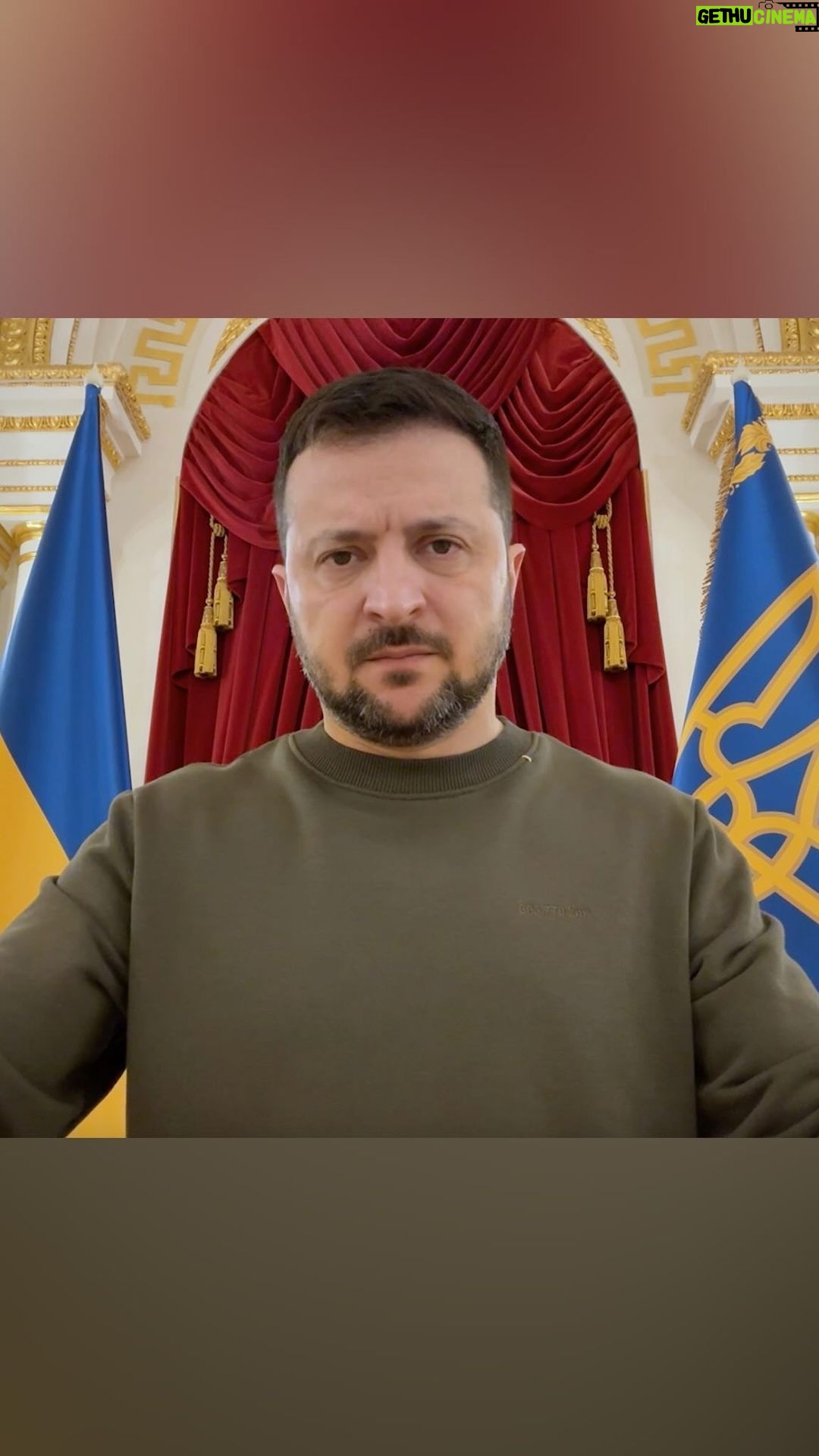 Volodymyr Zelenskyy Instagram - Зараз тривають відновлювальні роботи в деяких регіонах нашої держави, де через російські удари були відключення електрики. Дніпропетровська область, зокрема Кривий Ріг, – енергетики працюють, щоб якнайшвидше повернути електрику всім споживачам. Відправили голову Укренерго в регіон, усіх необхідних фахівців і ресурси. Премʼєр-міністр Денис Шмигаль сьогодні доповів мені і щодо робіт, і щодо захисту обʼєктів енергетики. Я дякую кожній ремонтній бригаді, усім задіяним працівникам. Бути самовідданим на своєму рівні, ефективним, сміливим – це значить для України бути сильною державою, спроможною захищати і захистити себе. Дякую всім, хто це усвідомлює. Слава кожному українському воїну! Слава всім, хто працює, щоб Україна могла захищатись! Слава Україні!