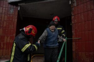 Volodymyr Zelenskyy Instagram - Великої вдячності заслуговують кожен і кожна, хто працює, щоб рятувати людей, допомагати після ударів. Хто вдень і вночі присвячує своє життя тому, щоб кожен був урятований. Усі наші регіони, усі наші громади, які потребують захисту, отримують його від рятувальників ДСНС України. Дякую за вашу самовідданість, професійність та людяність!

——

Everyone who works to rescue people and provide aid after the strikes deserves immense gratitude. Those who devote their days and nights to ensuring that everyone is saved. All of our regions and communities in need of protection receive it from Ukrainian State Emergency Service rescuers. I thank them for their dedication, professionalism, and humanity!

Photo: Oleg Petrasiuk, Julia Kochetova, Yakiv Liashenko, SES of Ukraine, Pavlo Petrov, Yevheniy Zavhorodniy, SES in Kharkiv region.