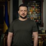Volodymyr Zelenskyy Instagram - Вдячність усім нашим воїнам, усім, хто працює на оборону, усім, хто допомагає. Цього тижня всі небайдужі серця – і не лише в Україні – переживали про наших героїв, про нашу Авдіївку, про кожного її оборонця та про долю всіх наших людей, про долю всієї держави. Битва продовжується, головне – у цій битві ми робимо все можливе й неможливе, щоб здолати російське зло і захистити якнайбільше українських життів. Українці не вперше б’ються героїчно, але вперше у своїй історії Україна досягла такої світової солідарності і підтримки. І хоч бувають різні політичні настрої у світі, різні спалахи проблем, які розосереджують увагу, ми все одно – усі разом – робимо максимум, щоб світ був із нами – з Україною. А отже, щоб наші воїни могли зупиняти російських нелюдей і повертати Україні українське. Я дякую всім, хто б’ється, хто допомагає, хто зберігає стійкість та рішучість. Мусимо бути й надалі стійкими, мусимо бути й надалі рішучими. Мусимо досягти наших, українських цілей у цій війні. Слава Україні!