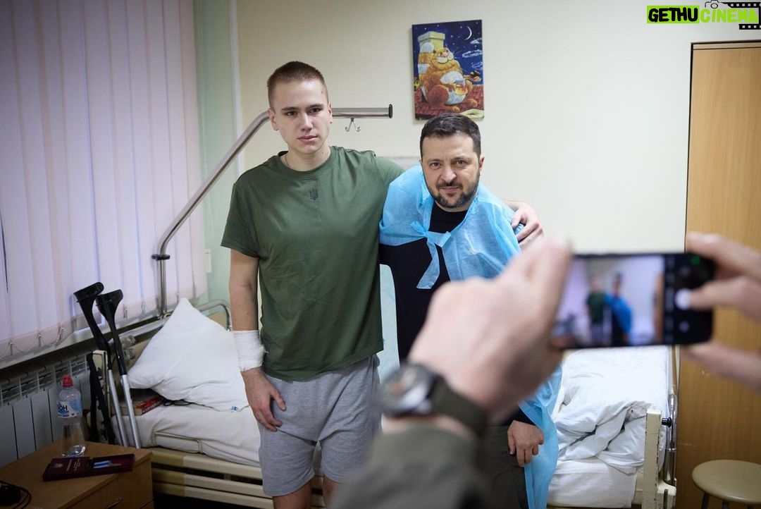 Volodymyr Zelenskyy Instagram - Два активні дні в регіонах. Запоріжжя, Дніпровщина, Кропивницький та область, Черкащина. Дякую всім, хто разом з Україною та в Україні! Кожному й кожній, хто зміцнює державу, б’ється й працює заради нашої країни, суспільства, наших людей – усіх українців. ____ Two active days in the regions. Zaporizhzhia, Dnipro, Kropyvnytskyi, and Cherkasy. I am grateful to everyone who stands with Ukraine and stays in Ukraine. I thank everyone who strengthens our nation, fights and works for our country, society, and our people—all Ukrainians.