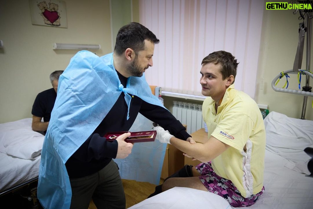 Volodymyr Zelenskyy Instagram - Два активні дні в регіонах. Запоріжжя, Дніпровщина, Кропивницький та область, Черкащина. Дякую всім, хто разом з Україною та в Україні! Кожному й кожній, хто зміцнює державу, б’ється й працює заради нашої країни, суспільства, наших людей – усіх українців. ____ Two active days in the regions. Zaporizhzhia, Dnipro, Kropyvnytskyi, and Cherkasy. I am grateful to everyone who stands with Ukraine and stays in Ukraine. I thank everyone who strengthens our nation, fights and works for our country, society, and our people—all Ukrainians.