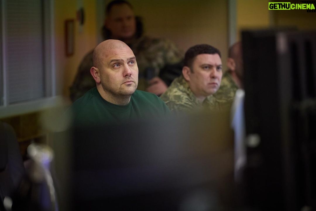 Volodymyr Zelenskyy Instagram - Повітряне командування «Схід». Обговорили захист наших міст і сіл, об’єктів критичної інфраструктури та лінії фронту з повітря. Поспілкувалися про особливості застосування західних систем ППО та підсилення завдяки майбутньому постачанню. Нагородив бойових пілотів. Наші потужні воїни, які захищають наше небо і з неба захищають Україну. Дякую за ваші влучні дії та знищення ворога. 🇺🇦🇺🇦🇺🇦 ____ The East Air Force Command. We discussed the air defense of our cities, villages, critical infrastructure, and the front line. We also talked about the peculiarities of using Western air defense systems and reinforcement through future supplies. I presented awards to combat pilots. I thank our powerful warriors who defend our skies and protect Ukraine for their precision in destroying the enemy. 🇺🇦🇺🇦🇺🇦