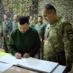 Volodymyr Zelenskyy Instagram - Повітряне командування «Схід». Обговорили захист наших міст і сіл, об’єктів критичної інфраструктури та лінії фронту з повітря. Поспілкувалися про особливості застосування західних систем ППО та підсилення завдяки майбутньому постачанню. Нагородив бойових пілотів. Наші потужні воїни, які захищають наше небо і з неба захищають Україну. Дякую за ваші влучні дії та знищення ворога. 🇺🇦🇺🇦🇺🇦 ____ The East Air Force Command. We discussed the air defense of our cities, villages, critical infrastructure, and the front line. We also talked about the peculiarities of using Western air defense systems and reinforcement through future supplies. I presented awards to combat pilots. I thank our powerful warriors who defend our skies and protect Ukraine for their precision in destroying the enemy. 🇺🇦🇺🇦🇺🇦