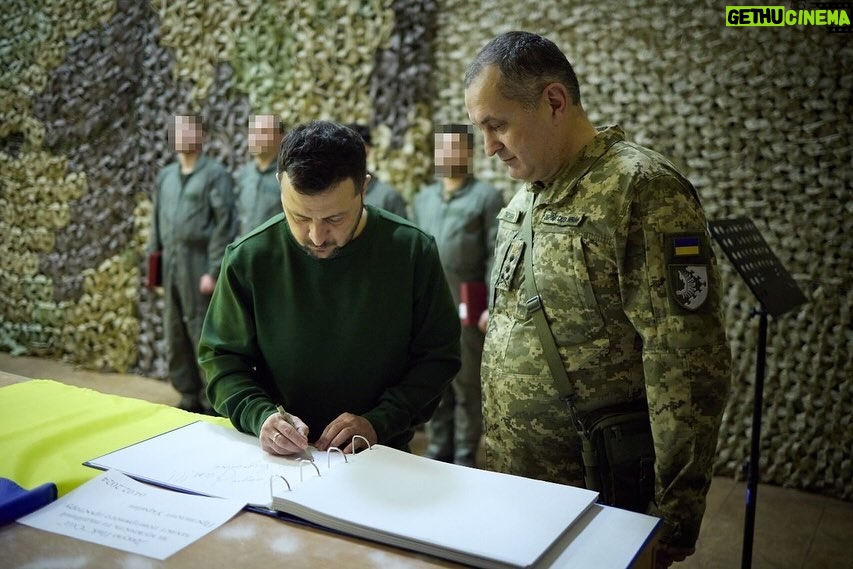 Volodymyr Zelenskyy Instagram - Повітряне командування «Схід». Обговорили захист наших міст і сіл, об’єктів критичної інфраструктури та лінії фронту з повітря. Поспілкувалися про особливості застосування західних систем ППО та підсилення завдяки майбутньому постачанню. Нагородив бойових пілотів. Наші потужні воїни, які захищають наше небо і з неба захищають Україну. Дякую за ваші влучні дії та знищення ворога. 🇺🇦🇺🇦🇺🇦 ____ The East Air Force Command. We discussed the air defense of our cities, villages, critical infrastructure, and the front line. We also talked about the peculiarities of using Western air defense systems and reinforcement through future supplies. I presented awards to combat pilots. I thank our powerful warriors who defend our skies and protect Ukraine for their precision in destroying the enemy. 🇺🇦🇺🇦🇺🇦
