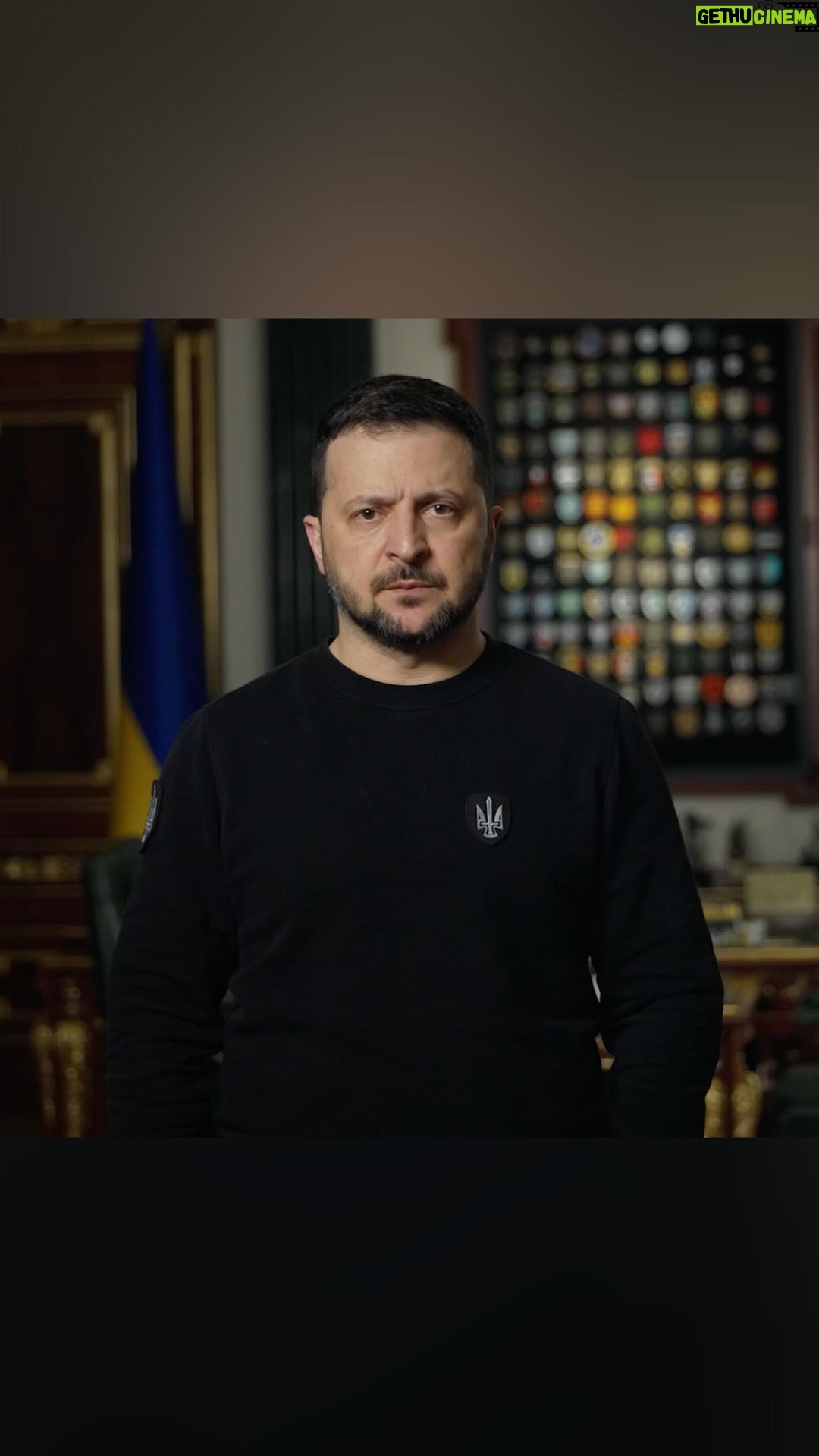 Volodymyr Zelenskyy Instagram - Вже готуємо міжнародну роботу наступних тижнів. Потрібно ще більше активності заради нашої спільної сили. Не лише України та українців, не лише Європи, а усіх тих у світі, хто прагне стабільності і цінує людське життя. Будуть відповідні формати роботи, будуть нові пакети підтримки України – готуємо деталі. І головна новина на сьогодні – новина, яку ми всі давно очікували, заради якої ми на різних рівнях місяцями працювали. Результат – в Україну прибули ще дві системи протиповітряної оборони. Всі подробиці, звичайно, не варто говорити публічно. Але системи – які збивають усе. Будемо захищати регіони. Поки систем ще недостатньо для повного захисту України, але працюємо заради цього щодня. Я вдячний усім, хто допомагає Україні! Вдячний усім, хто зміцнює Україну! Я вдячний кожному й кожній, хто бʼється і працює заради того, щоб Україна перемогла! Слава Україні!