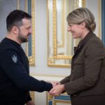 Volodymyr Zelenskyy Instagram - Зустріч із міністеркою закордонних справ Канади Мелані Жолі @melaniejoly. Обговорили подальшу підтримку України, спільну реалізацію Формули миру, розбудову системи безпекових гарантій для України, а також роботу Міжнародної коаліції з повернення українських дітей. Дякую Канаді за незмінну допомогу та віру в Україну й українців. 🇺🇦🇨🇦 ____ Today, I welcomed Canadian Foreign Minister Melanie Joly. We discussed continued support for Ukraine, joint steps to implement the Peace Formula, the development of a system of security commitments for Ukraine, and the work of the International coalition for the return of Ukrainian children. I am grateful to Canada for its unwavering support and trust in Ukraine and Ukrainians 🇺🇦🇨🇦