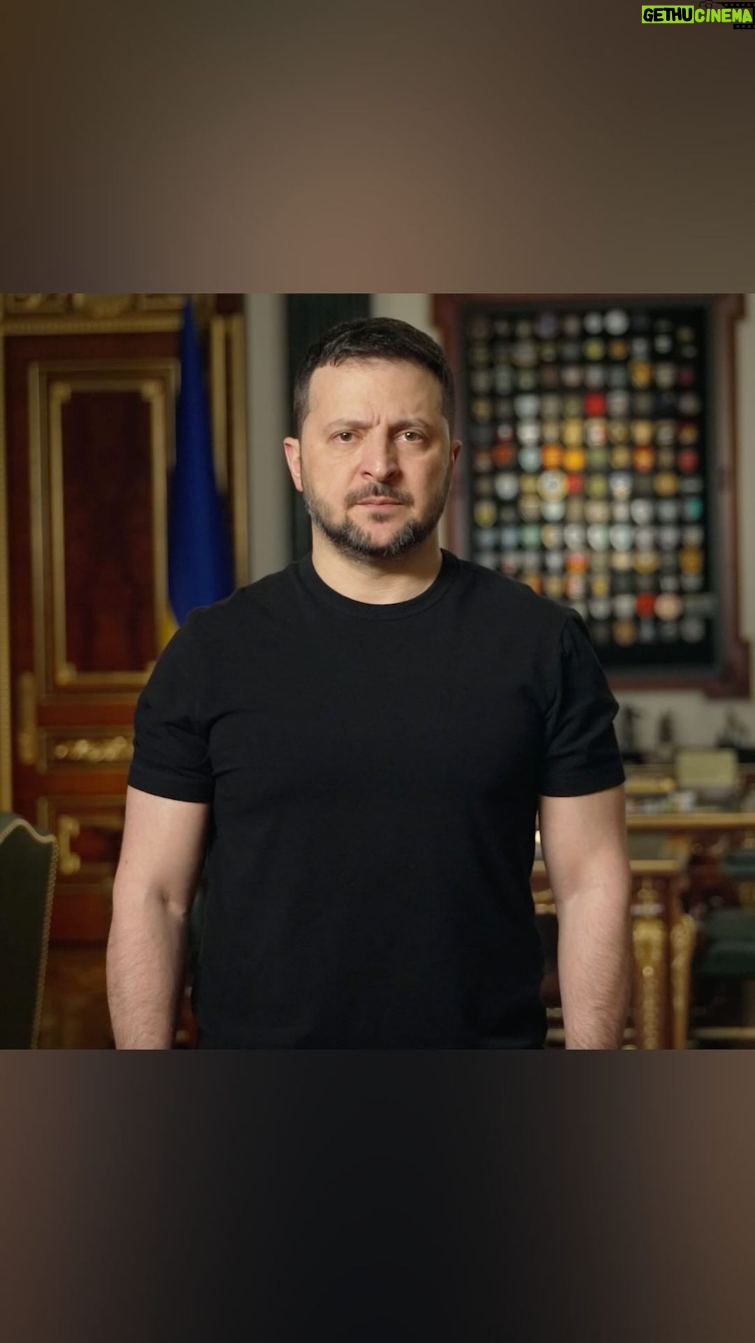 Volodymyr Zelenskyy Instagram - Сьогодні довгоочікуване рішення Євросоюзу – 50 мільярдів євро для України. Програма підтримки. Довготривала – на чотири роки. І це означає: українці мають фінансові гарантії для нашої соціальної стабільності. Рішення ухвалене сьогодні на Європейський раді – на рівні лідерів. Заради нього команда України і наші друзі в Євросоюзі працювали достатньо глибоко та активно – по різних каналах, на різних рівнях. Європа продемонструвала саме таку єдність, яка потрібна. 27 країн – разом. Інституції Євросоюзу – у повній взаємодії. Це чіткий сигнал Москві, що Європа вистоїть і що Європу не зламати будь-якими деструктивними хвилями, які завжди придумують у Кремлі. Але водночас це чіткий сигнал через Атлантику – сигнал про те, що Європа бере на себе зобовʼязання. Безпекові. Сильні. Чекаємо рішень Америки.