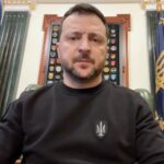 Volodymyr Zelenskyy Instagram – Наші міста, наші громади, які зазнають ударів Росії. Харківщина, Донеччина, Херсонщина, Запорізька область. Нікополь, Марганець. Дуже складна ситуація в багатьох прикордонних громадах. Але щоразу не забуваємо: в кожній громаді, в кожному місті працюють рятувальники ДСНС України, поліцейські, наші лікарі, волонтери. Усюди є ті, хто рятує життя. І я дякую кожному й кожній, хто працює саме так – заради життя. 
 
Дякую всім за самовідданість та за порятунок життів. 
Слава всім, хто бʼється заради України й українців, хто працює, допомагаючи битись, і хто працює, рятуючи людей і Україну! 
Слава Україні!