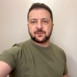 Volodymyr Zelenskyy Instagram - На новий тиждень уже є графік міжнародної комунікації, який посилить нашу державу. І те, що стосується позицій у Європі – у відносинах з Євросоюзом, і з нашими сусідами в Євросоюзі, і те, що стосується міжнародних інституцій – тих, які повинні захищати міжнародне право, і, звичайно, готуємо нові оборонні пакети для наших воїнів. За підсумками й нового тижня зможемо сказати, що Україна стала сильніше. Це важливо, щоб кожен тиждень додавав нашим двостороннім відносинам з партнерами більше чітких домовленостей, а оборонним коаліціям – більше стійкості в постачанні зброї, снарядів і техніки. Дякую всім у світі, хто допомагає саме так – щоб домовленості працювали, а стійкість наших воїнів базувалась на стійкості наших партнерів. Слава кожному й кожній, хто воює та працює заради України! Слава Україні!