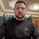 Volodymyr Zelenskyy Instagram - Провів сьогодні Ставку. Головне – це фронтова ситуація. Доповіді – детальні, кожний напрямок. І загалом наші оборонні операції та активні дії. Кожен в Україні знає, де зараз найбільш інтенсивно. Авдіївка, Марʼїнка, Купʼянський напрямок, південні напрямки – до кожного максимальна увага. Проаналізували також на Ставці всі питання щодо снарядів – заповнення дефіцитів, постачання у війська, домовленостей із партнерами та власного виробництва. Дуже важливо: українське виробництво зброї, снарядів демонструє позитивну динаміку. Вдячний усім, хто залучений, кожному й кожній, хто працює заради наших власних можливостей – в Україні.  Дякую всім, хто бʼється й працює заради України та всіх наших людей, нашого суспільства – в усьому його різноманітті. Дякую кожному й кожній, хто розуміє, що лише постійне посилення України наближає завершення цієї війни, справедливе завершення, нашою, українською, перемогою.