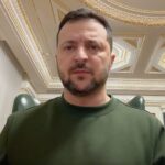 Volodymyr Zelenskyy Instagram - 700-й день цієї війни – дуже складний день. Перше. Викликав Умєрова, Залужного, Шапталу, Буданова та Малюка – доповіли щодо ситуації з літаком та обміном. Очевидно, що росіяни граються із життями українських полонених, із почуттями рідних та з емоціями нашого суспільства. Потрібно встановити всі чіткі факти. Настільки, наскільки це можливо, враховуючи, що падіння літака сталося на російській території – поза нашим контролем. «Факти» – це головне слово зараз. Заслухав Головкома та Генштаб щодо застосування Повітряних сил. ГУР займається зʼясуванням долі всіх полонених. Служба безпеки України розслідує всі обставини. І я дав доручення міністру закордонних справ України поінформувати партнерів щодо наявних даних в України. Наша держава буде наполягати на міжнародному розслідуванні.
