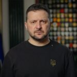 Volodymyr Zelenskyy Instagram - Сьогодні є рішення Ради національної безпеки і оборони України щодо економічної безпеки та економічної стабільності саме зараз, у час воєнного стану. Чітко визначені кроки, які допоможуть і українським підприємцям, і державним інституціям вирішити увесь той комплекс проблем, про який багато говорилося цими тижнями. Як і домовилися урядовці з представниками бізнесу, буде сформовано Раду з підтримки підприємництва, і до її складу увійдуть представники саме бізнесу. Це відомі імена, відомі очільники українських компаній. Бізнес, який працює заради мільйонів людей. Технологічний бізнес, фінанси, послуги та інші галузі. Різні галузі, щоб були різні погляди. Але одне завдання – зміцнення нашої економіки, нашого суспільства. Окрім цього, абсолютна чіткість щодо правоохоронних органів. Уряд представить зміни до закону про Бюро економічної безпеки та деяких інших законів, щоб максимально обмежити потенціал будь-якого можливого тиску на «білий», легальний бізнес. Визначено на рівні РНБО й термін три місяці фактичного мораторію на проведення процесуальних дій, які можуть заблокувати роботу підприємства. Також має бути проведений аудит системи моніторингу ризиків податкових накладних, треба зняти всю проблематику з податковими накладними. І багато іншого – все детально є в указі. Держава свою частину морального договору з бізнесом виконає. Важливо, щоб і кожен з підприємців в Україні виконав свою частину домовленостей: бізнес сплачує податки, працює легально, «в білу», поважає працівників, працівниць і точно не працює з Росією. Всі ми працюємо лише на українську перемогу! Дякую всім, хто зміцнює Україну, хто захищає українців, хто воює, працює і допомагає, щоб Україна вистояла і перемогла. 🇺🇦🇺🇦🇺🇦