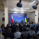 Volodymyr Zelenskyy Instagram - Разом із Прем’єр-міністром Польщі Дональдом Туском @donaldtusk зустрілися зі студентами й студентками українських університетів у стінах Києво-Могилянської академії. Поспілкувалися про соборність в Україні, у Європі, у світі, яку не можна втратити. А також про спільні виклики для України та Польщі, які дають поштовх для спільного розвитку. Дякую за цікаву розмову! 🇺🇦🇵🇱 —— Together with Prime Minister of Poland Donald Tusk @donaldtusk, we met with students of Ukrainian universities at the Kyiv-Mohyla Academy. We talked about unity in Ukraine, Europe and the world, which must be preserved, and about the common challenges of Ukraine and Poland, which give impetus to joint development. Thank you for the interesting conversation! 🇺🇦🇵🇱