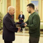 Volodymyr Zelenskyy Instagram - З нагоди Дня Соборності вручив державні нагороди нашим військовим і цивільним, які відзначилися в захисті України.  Слава Україні! 🇺🇦🇺🇦🇺🇦 —— On Unity Day, I presented state awards to our military and civilians who distinguished themselves in the defense of Ukraine. Glory to Ukraine! 🇺🇦🇺🇦🇺🇦