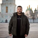 Volodymyr Zelenskyy Instagram - Коли всі українці тримаються за руки, вони не піднімуть їх догори, аби здатися. Боремося всі. І сьогодні це стосується не тільки обох берегів Дніпра. Сьогодні соборність українців охоплює обидві півкулі Землі, у кожному куточку якої 24 лютого пролунало: я – українець. Тільки сильні українці можуть стати єдиними. І тільки єдині українці можуть бути сильними. Українці в усьому світі. З Днем Соборності! 🇺🇦 ____ When all Ukrainians join hands, they won’t raise them to surrender. We all fight. And today, this is true not only for the Dnipro’s two banks. Today, the unity of Ukrainians spans both hemispheres of the Earth. In every corner of which, on February 24, there were people declaring: “I am Ukrainian”. Only strong Ukrainians can be united. And only united Ukrainians can be strong. Ukrainians all over the world. Happy Unity Day! 🇺🇦