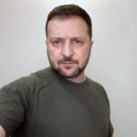 Volodymyr Zelenskyy Instagram - Завершується ще один тиждень цієї війни і наших активних дій, нашої оборони. Від початку лише цієї доби – вже близько 60 боїв. Найбільш інтенсивно – Авдіївський напрямок, також Бахмутський, Мар’їнський, Купʼянський, Південь нашої держави. Було більш ніж 50 російських обстрілів тільки з реактивних систем залпового вогню, а ще – десятки авіаційних та ракетні удари. За один цей день російські нелюди обстріляли понад сто міст, містечок, наших сіл у дев’яти областях: від Чернігівщини до Сумщини, Миколаївщина, Кіровоградщина, наші області. Особливо жорстокі російські удари – по Донеччині. На жаль, є поранені, є загиблі. Мої співчуття всім, хто втратив рідних, близьких. За весь цей терор Росія буде відповідати – повинна відповісти. Без рішень Москви про початок цієї агресії, цього терору були б живі зараз тисячі й тисячі людей. І тому так важливо притягти Росію до повноцінної, справедливої відповідальності на всіх рівнях. На індивідуальному – щоб кожен воєнний злочинець відповідав, кожен терорист. І на рівні всієї держави-терориста – її активами і можливостями. Росія повинна відчути й запам’ятати назавжди, що найбільше від агресії втрачає саме агресор. Я вдячний кожному, хто наближає відповідальність Росії. Всіма способами – і воєнними, і санкційними, і юридичними, і політичними. Слава Україні! 🇺🇦🇺🇦🇺🇦