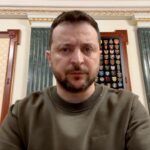 Volodymyr Zelenskyy Instagram - Сьогодні взяв участь у роботі спеціального саміту в Парижі – саміту лідерів, який зібрав пан Президент Франції. Головна тематика – все, що посилює нас у Європі, нашу стійкість, спроможності: звичайно, наші арсенали, наша здатність виробляти зброю, постачання зброї для України і безперервність підтримки. Все, що ми робимо разом для захисту від російської агресії, додає нашим народам реальної безпеки на десятиліття вперед. Бо кожна з російських втрат і кожен із російських програшів привчає і Росію, і будь-якого іншого супротивника Європи та загалом вільного світу – привчає, що агресія результатів не дає і не може дати. Співпраця та рішучість – це дві відповіді, які варто всім дати на питання про закінчення війни та наближення миру. Дякую всім, хто працює заради України саме так! Дякую всім, хто бʼється заради України! Слава Україні!