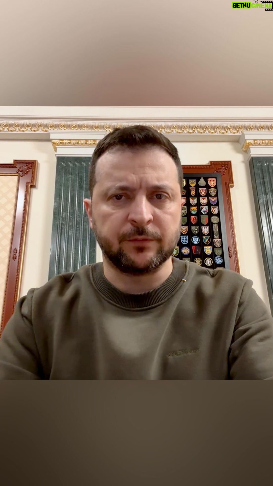 Volodymyr Zelenskyy Instagram - Сьогодні взяв участь у роботі спеціального саміту в Парижі – саміту лідерів, який зібрав пан Президент Франції. Головна тематика – все, що посилює нас у Європі, нашу стійкість, спроможності: звичайно, наші арсенали, наша здатність виробляти зброю, постачання зброї для України і безперервність підтримки. Все, що ми робимо разом для захисту від російської агресії, додає нашим народам реальної безпеки на десятиліття вперед. Бо кожна з російських втрат і кожен із російських програшів привчає і Росію, і будь-якого іншого супротивника Європи та загалом вільного світу – привчає, що агресія результатів не дає і не може дати. Співпраця та рішучість – це дві відповіді, які варто всім дати на питання про закінчення війни та наближення миру. Дякую всім, хто працює заради України саме так! Дякую всім, хто бʼється заради України! Слава Україні!
