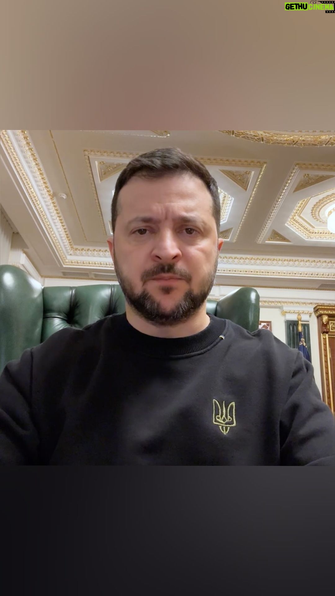 Volodymyr Zelenskyy Instagram - Хочу подякувати нашим Повітряним силам, кожному, хто захищає наше небо. Є хороші результати щодо російських військових літаків. Сім бойових літаків – російських «сушок» – за тиждень. Я дякую вам, наші воїни, за влучність. І одне з головних завдань цього року для нашої держави – якраз захист неба й наших фронтових позицій від російських авіаційних та ракетних ударів. Дякую всім, хто в бою, на бойових постах, на бойових завданнях. Дякую кожному й кожній, хто працює заради України та оборони. Дякую всім, хто допомагає. Вірити в Україну – це вірити в себе та працювати на спільну силу. Маємо досягти наших українських цілей. Маємо перемогти. 🇺🇦 🇺🇦 🇺🇦