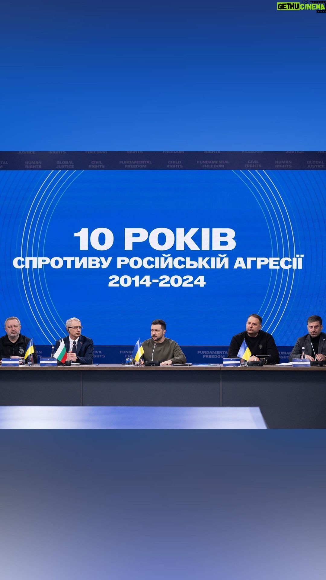 Volodymyr Zelenskyy Instagram - Чим довше перебувають наші люди в російській неволі, тим складніше їм потім буде повертатись у нормальне життя. Маємо зробити все можливе і неможливе, щоб цей пункт нашої Формули миру, а саме повернення всіх полонених та депортованих, – щоб все це було реалізовано. Я дякую нашим всім посадовцям, інституціям, які працюють заради повернення українців. Дякую кожному міжнародному посереднику – державам та лідерам. Дуже важливо ні про кого не забути і знайти всіх: військових та цивільних, депортованих дітей, кримських політичних вʼязнів, вивезені сімʼї – всіх треба знайти і повернути. І обовʼязково треба притягти до відповідальності Росію, кожного воєнного злочинця, всіх причетних до депортації наших людей, до знущань з полонених. Сказав це, звертаючись до учасників Міжнародної платформи за звільнення незаконно утримуваних РФ цивільних осіб у 10-ту річницю спротиву окупації. —— The longer our people are held in Russian captivity, the more difficult it will be for them to return to normal life. We must do everything possible and impossible to ensure that this provision of our Peace Formula, namely the return of all prisoners and deportees, is implemented. I thank all of our officials and institutions who are working to ensure the return of Ukrainians. I express my gratitude to all international mediators, relevant states, and their leaders. It is critical not to forget anyone and to find everyone. Military personnel and civilians. Deported children. Crimean political prisoners. Deported families. Absolutely everyone must be found and returned. In today’s address to the International Platform for the Release of Civilians Illegally Detained by Russia, I emphasized the importance of bringing Russia, each of its war criminals, and all those involved in our people’s deportation and prisoner abuse to justice.