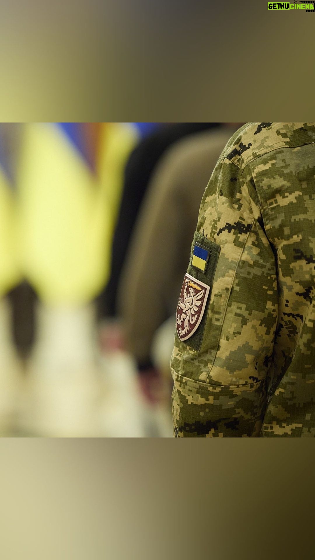 Volodymyr Zelenskyy Instagram - Продовжуємо традицію особливої вдячності та шани до українських Героїв. Вручив сертифікати на квартири Героям України та рідним загиблих Героїв. Сьогодні я хочу подякувати кожному й кожній із вас за те, що такі Герої є в України. І на нашу землю вже точно не прийдуть такі часи, коли хтось міг би змусити українців забути своїх Героїв. Українці своєї незалежності та власної держави вже ніколи не віддадуть, ніколи Україна не зрадить памʼяті своїх Героїв. Будь ласка, будьте гордими за наших людей, які боролися так, що стали взірцем на покоління. І, будь ласка, хай усі в Україні пам’ятають, якою ціною вдавалося і вдається зберегти незалежність. —— We continue the tradition of special gratitude and respect for Ukrainian Heroes. I handed over apartment certificates to the Heroes of Ukraine and the families of the fallen Heroes. Today I want to thank each and every one of you for the fact that Ukraine has such Heroes. Our land will definitely not face times when someone could force Ukrainians forget their Heroes. Ukrainians will never give up their independence and their own state, and Ukraine will never betray the memory of its own Heroes. Please be proud of our people who fought in such a way that they became a paragon for generations. And please let everyone in Ukraine remember the cost of preserving our independence.