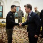 Volodymyr Zelenskyy Instagram - Візит міністра оборони Швеції Пола Йонсона в цей день – важливий знак солідарності Швеції з Україною. Під час зустрічі ми обговорили можливість спільного виробництва зброї та майбутні двосторонні переговори щодо підписання угоди про безпекові гарантії. Оголошений урядом Швеції цими днями 15-й пакет став найбільшим за обсягом: на суму майже 700 мільйонів євро. Дякую за потужну конкретну підтримку України! ____ Swedish Defense Minister Pål Jonson’s visit on this day is a significant demonstration of Sweden’s solidarity with Ukraine. We discussed the potential for joint arms production as well as future bilateral negotiations on signing a security agreement. The 15th package announced by the Swedish government recently has become the largest in terms of volume, totaling nearly €700 million. I thank Sweden for its strong and concrete support for Ukraine!