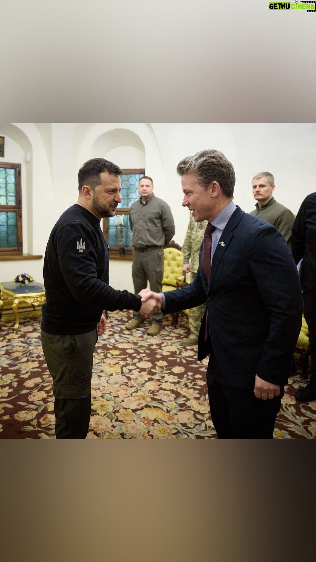 Volodymyr Zelenskyy Instagram - Візит міністра оборони Швеції Пола Йонсона в цей день – важливий знак солідарності Швеції з Україною. Під час зустрічі ми обговорили можливість спільного виробництва зброї та майбутні двосторонні переговори щодо підписання угоди про безпекові гарантії. Оголошений урядом Швеції цими днями 15-й пакет став найбільшим за обсягом: на суму майже 700 мільйонів євро. Дякую за потужну конкретну підтримку України! ____ Swedish Defense Minister Pål Jonson’s visit on this day is a significant demonstration of Sweden’s solidarity with Ukraine. We discussed the potential for joint arms production as well as future bilateral negotiations on signing a security agreement. The 15th package announced by the Swedish government recently has become the largest in terms of volume, totaling nearly €700 million. I thank Sweden for its strong and concrete support for Ukraine!