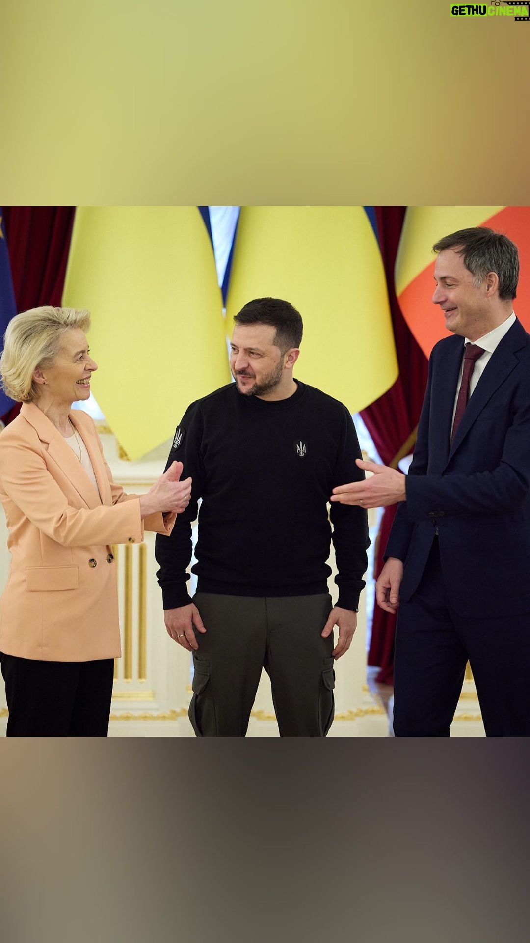 Volodymyr Zelenskyy Instagram - Формат зустрічі з Президенткою Єврокомісії Урсулою фон дер Ляєн @ursulavonderleyen та Премʼєр-міністром Бельгії Александром Де Кроо @alexanderdecroo підкреслює наш пріоритет у відносинах із Євросоюзом на цей рік. Маємо бути не менш активними в напрямку євроінтеграції України, ніж минулого року. Маємо разом вирішувати кожне з наявних у Європі протиріч, і маємо разом захищати нашу Європу від усіх форм російської агресії проти Європи. Наша Європа є і буде серед глобальних лідерів. ____ The format of the meeting with President of the European Commission Ursula von der Leyen @ursulavonderleyen and Prime Minister of Belgium Alexander De Croo @alexanderdecroo underscores our priority in relations with the European Union this year. We must be no less active in Ukraine’s European integration than we were last year. Together, we must address each of the existing disagreements in Europe – and we must together defend our Europe from all forms of Russian aggression against Europe. Our Europe is and will remain among the global leaders.