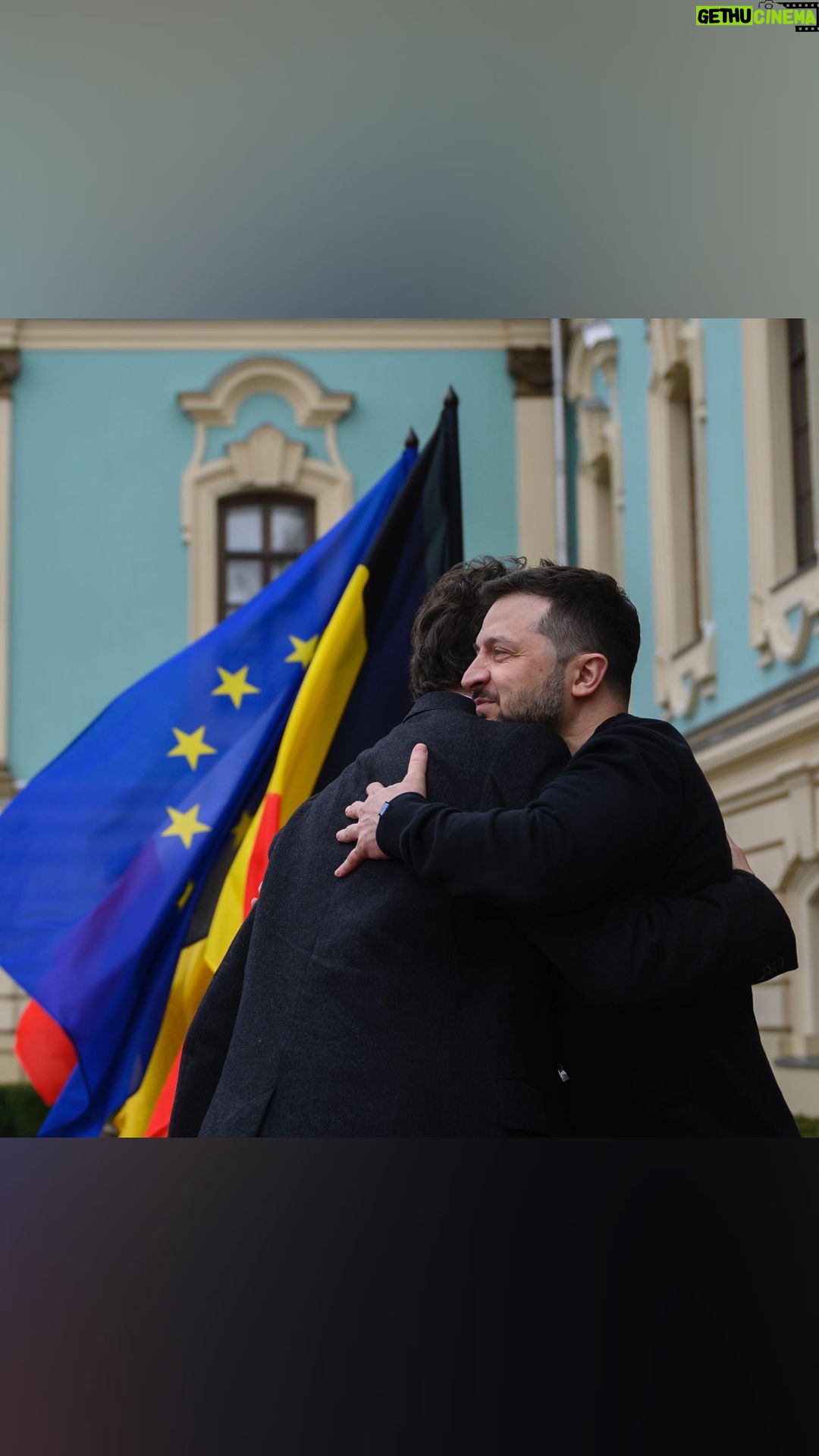Volodymyr Zelenskyy Instagram - Сьогодні Україна точно сильніша, ніж два роки тому. Сьогодні ми підписали ще одну безпекову угоду, яка зміцнює позиції нашого народу, і особливо наших воїнів. Це потужне і вчасне рішення, яке є важливим внеском у посилення нашої стійкості. Ми з Премʼєр-міністром Канади Джастіном Трюдо підписали Угоду про співробітництво у сфері безпеки між Україною та Канадою. Документ передбачає виділення Канадою у 2024 році понад 3 млрд канадських доларів макрофінансової та оборонної допомоги Україні. Дякую Прем’єр-міністру @justinpjtrudeau та всім канадцям! Ви разом з Україною з перших днів повномасштабної війни. Це дуже цінно для нас. 🇨🇦 🇺🇦 ____ Ukraine is definitely stronger now than it was two years ago. Today, we signed another security agreement, which strengthens the position of our people, particularly our soldiers. This is a strong and timely decision that will significantly strengthen our resilience. Prime Minister Trudeau and I signed a security cooperation agreement between Ukraine and Canada, which allocates over CAD 3 billion in macro-financial and defense assistance in 2024. I am grateful to @justinpjtrudeau and all Canadians. You have stood with Ukraine from the first days of the full-scale war. It is very valuable to us. 🇨🇦 🇺🇦