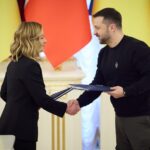 Volodymyr Zelenskyy Instagram - Наші зустрічі з главою уряду Італії Джорджею Мелоні @giorgiameloni завжди змістовні. Важливим результатом сьогоднішньої стало підписання двосторонньої безпекової угоди. Цей документ закладає міцну основу для тривалого безпекового партнерства між Україною та Італією. Сьогодні ж обговорили й подальшу підтримку України в контексті головування Італії в G7. Дякую Італії за підтримку України, зокрема обороноздатності й відбудови нашої держави, та за продовження надання військової допомоги Україні до кінця 2024 року. ____ Our meetings with Italian Prime Minister @giorgiameloni are always meaningful. Today we have an important result. We signed a bilateral security cooperation agreement between Ukraine and Italy. This document establishes a solid foundation for our countries’ long-term security partnership. We also discussed further support for Ukraine in the context of Italy’s G7 Presidency. I am grateful to Italy for its support of Ukraine and our defense capabilities, as well as recovery efforts and approval of military aid until the end of 2024.