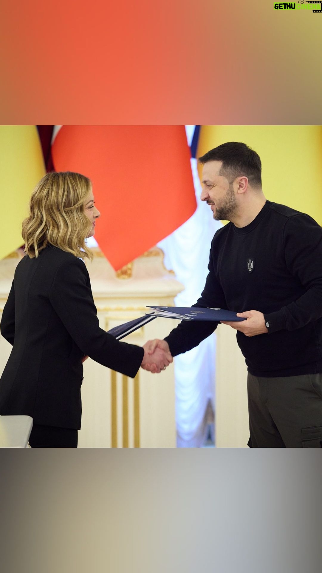 Volodymyr Zelenskyy Instagram - Наші зустрічі з главою уряду Італії Джорджею Мелоні @giorgiameloni завжди змістовні. Важливим результатом сьогоднішньої стало підписання двосторонньої безпекової угоди. Цей документ закладає міцну основу для тривалого безпекового партнерства між Україною та Італією. Сьогодні ж обговорили й подальшу підтримку України в контексті головування Італії в G7. Дякую Італії за підтримку України, зокрема обороноздатності й відбудови нашої держави, та за продовження надання військової допомоги Україні до кінця 2024 року. ____ Our meetings with Italian Prime Minister @giorgiameloni are always meaningful. Today we have an important result. We signed a bilateral security cooperation agreement between Ukraine and Italy. This document establishes a solid foundation for our countries’ long-term security partnership. We also discussed further support for Ukraine in the context of Italy’s G7 Presidency. I am grateful to Italy for its support of Ukraine and our defense capabilities, as well as recovery efforts and approval of military aid until the end of 2024.
