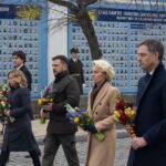 Volodymyr Zelenskyy Instagram - Михайлівська площа. Стіна пам’яті. Разом з партнерами вшанували наших найхоробріших людей, які боролися заради України і свободи та віддали своє життя, щоб Україна – могла жити. Вічна слава і вдячність нашим героям! ____ Mykhailivska square. Remembrance Wall. We honored our bravest people, who fought for Ukraine and freedom, and gave their lives so that Ukraine could live. Eternal glory and gratitude to our heroes!