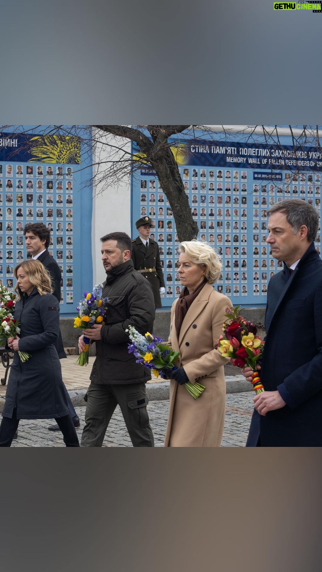 Volodymyr Zelenskyy Instagram - Михайлівська площа. Стіна пам’яті. Разом з партнерами вшанували наших найхоробріших людей, які боролися заради України і свободи та віддали своє життя, щоб Україна – могла жити. Вічна слава і вдячність нашим героям! ____ Mykhailivska square. Remembrance Wall. We honored our bravest people, who fought for Ukraine and freedom, and gave their lives so that Ukraine could live. Eternal glory and gratitude to our heroes!
