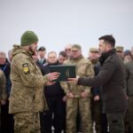 Volodymyr Zelenskyy Instagram - Ми сильніше, ніж будь-яка геополітика. Єднання людей може зробити більше, ніж будь-який диктатор. А сміливість – звичайна народна сміливість – перегортає навіть такі сторінки історії, які, здавалося, ніколи не завершаться. Дорогі друзі! Президентко Єврокомісії Урсуло фон дер Ляєн, пані глава уряду Італії Джорджо Мелоні, Премʼєр-міністре Бельгії Александре Де Кроо, Премʼєр-міністре Канади Джастіне Трюдо! Я дякую за кожен пакет підтримки, який допомагає нашим воїнам битись, а державі – зміцнюватись. Я дякую за кожне санкційне рішення проти Росії. І я дякую за кожен крок, який дає змогу наблизити справедливе завершення цієї війни. Путін повинен програти – абсолютно в усьому, як тут, у Гостомелі. Тільки так виграє мир. ____ Together, we are stronger than any geopolitics. People’s unity can accomplish more than any dictator. And courage, ordinary people’s courage, can turn the pages of history that appeared to never end. Dear friends, President of the European Commission Ursula von der Leyen, Italian Prime Minister Giorgia Meloni, Belgian Prime Minister Alexander De Croo, and Canadian Prime Minister Justin Trudeau. I thank you for every package of assistance that helps our soldiers fight and strengthens our state. I appreciate every sanction decision against Russia. And I thank you for every step that enables us to bring this war to a fair end. Putin must lose in absolutely everything, just as he did here, in Hostomel. Only in this way will peace prevail.