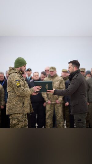 Volodymyr Zelenskyy Instagram - Ми сильніше, ніж будь-яка геополітика. Єднання людей може зробити більше, ніж будь-який диктатор. А сміливість – звичайна народна сміливість – перегортає навіть такі сторінки історії, які, здавалося, ніколи не завершаться.

Дорогі друзі! Президентко Єврокомісії Урсуло фон дер Ляєн, пані глава уряду Італії Джорджо Мелоні, Премʼєр-міністре Бельгії Александре Де Кроо, Премʼєр-міністре Канади Джастіне Трюдо! Я дякую за кожен пакет підтримки, який допомагає нашим воїнам битись, а державі – зміцнюватись. Я дякую за кожне санкційне рішення проти Росії. І я дякую за кожен крок, який дає змогу наблизити справедливе завершення цієї війни.

Путін повинен програти – абсолютно в усьому, як тут, у Гостомелі. Тільки так виграє мир.
____

Together, we are stronger than any geopolitics. People’s unity can accomplish more than any dictator. And courage, ordinary people’s courage, can turn the pages of history that appeared to never end.

Dear friends, President of the European Commission Ursula von der Leyen, Italian Prime Minister Giorgia Meloni, Belgian Prime Minister Alexander De Croo, and Canadian Prime Minister Justin Trudeau. I thank you for every package of assistance that helps our soldiers fight and strengthens our state. I appreciate every sanction decision against Russia. And I thank you for every step that enables us to bring this war to a fair end.

Putin must lose in absolutely everything, just as he did here, in Hostomel. Only in this way will peace prevail.