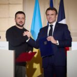 Volodymyr Zelenskyy Instagram - Les Ukrainiens se battent non seulement pour leur liberté, mais aussi pour la sécurité de l’Europe. La France et l’Ukraine sont déterminées à faire échec à la guerre d’agression de la Russie. L’engagement de la France aux côtés de l’Ukraine ne faiblira pas. C’est l’objet de l’accord que nous avons conclu ce soir. 🇫🇷🇺🇦 ____ Українці борються не лише за свою свободу, але і за безпеку Європи. Україна та Франція разом твердо налаштовані завдати поразки загарбницькій війні Росії. Відданість Франції Україні не похитнеться. Саме в цьому полягає мета угоди, яку ми уклали сьогодні ввечері. 🇫🇷🇺🇦 ____ Ukrainians are fighting not only for their freedom, but also for European security. France and Ukraine, together, are determined to defeat Russia’s war of aggression. France’s commitment to Ukraine will not waver. That is the purpose of the agreement we have concluded this evening. 🇫🇷🇺🇦