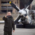 Volodymyr Zelenskyy Instagram - Великий народе великої країни! Неймовірно пишаюсь кожним, кожною. Захоплююсь кожним і кожною. Вірю в кожного і кожну. Будь-яка нормальна людина хоче, аби війна закінчилась. Але ніхто з нас не дозволить, аби закінчилась країна наша. Саме тому до слів про завершення війни ми завжди додаємо: на наших умовах. Саме тому біля слова мир завжди звучить: справедливий. Саме тому в майбутній історії біля слова Україна завжди стоятиме слово Незалежна. Боремось за це. І переможемо. У найкращий день нашого життя. Дякую всім вам воїни, нашому народу і всім у світі, хто стоїть поруч з нами і правдою. Слава Україні!