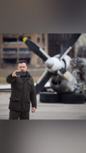 Volodymyr Zelenskyy Instagram - Великий народе великої країни! Неймовірно пишаюсь кожним, кожною. Захоплююсь кожним і кожною. Вірю в кожного і кожну. Будь-яка нормальна людина хоче, аби війна закінчилась. Але ніхто з нас не дозволить, аби закінчилась країна наша. Саме тому до слів про завершення війни ми завжди додаємо: на наших умовах. Саме тому біля слова мир завжди звучить: справедливий. Саме тому в майбутній історії біля слова Україна завжди стоятиме слово Незалежна. Боремось за це. І переможемо. У найкращий день нашого життя. Дякую всім вам воїни, нашому народу і всім у світі, хто стоїть поруч з нами і правдою. Слава Україні!