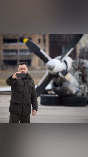 Volodymyr Zelenskyy Instagram - Великий народе великої країни! Неймовірно пишаюсь кожним, кожною. Захоплююсь кожним і кожною. Вірю в кожного і кожну. Будь-яка нормальна людина хоче, аби війна закінчилась. Але ніхто з нас не дозволить, аби закінчилась країна наша. 

Саме тому до слів про завершення війни ми завжди додаємо: на наших умовах. Саме тому біля слова мир завжди звучить: справедливий. Саме тому в майбутній історії біля слова Україна завжди стоятиме слово Незалежна. Боремось за це. І переможемо. У найкращий день нашого життя. 

Дякую всім вам воїни, нашому народу і всім у світі, хто стоїть поруч з нами і правдою. Слава Україні!